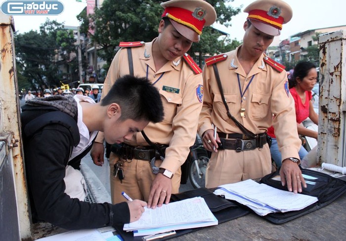 Cá biệt có những trường hợp học sinh đi xe gắn máy không có giấy tờ xe và không hề biết đến Nghị định 71